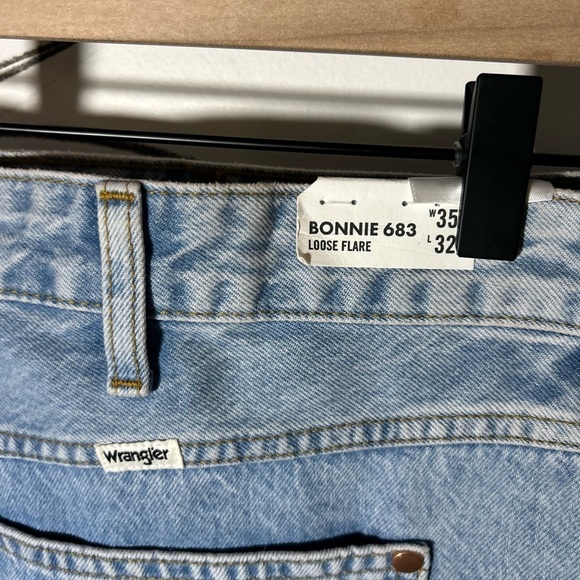 NEW Wrangler Bonnie Low Rise Loose Flare Distressed Light Blue Jeans, 35x32 - Picture 9 of 10
